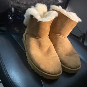 Ugg Bailey Heritage Bow tan Boots size 8 women’s fur  no box crease at toe